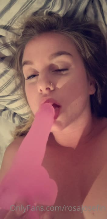 Rosajosefin - Playing with my pink little friend