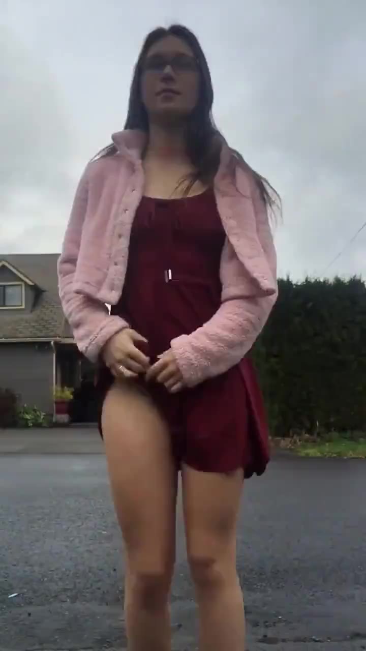Dork Shows Off Her Gorgeous Body in Public