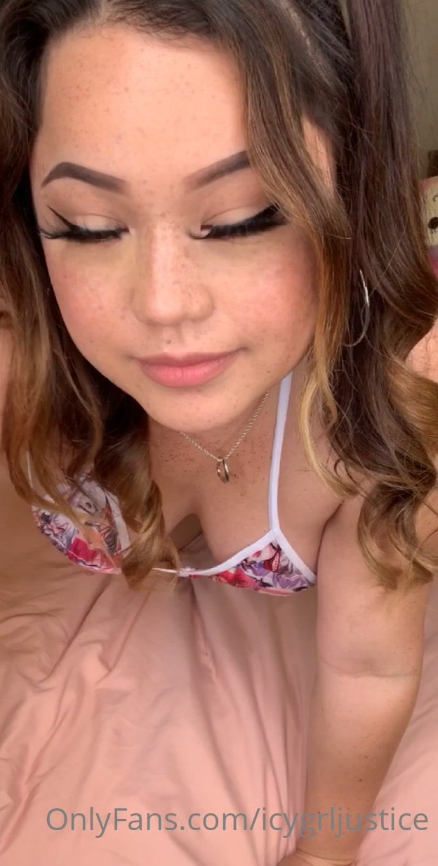 College IcyGrlJustice Shakes Booty