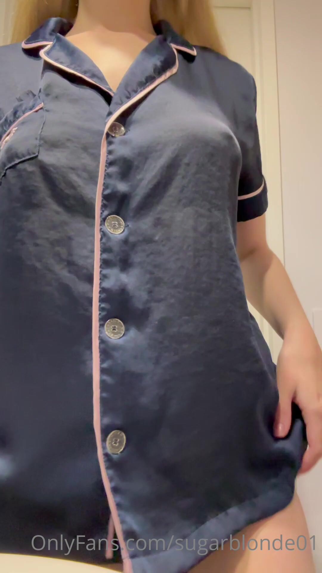 Sugarblonde01 Shakes Booty