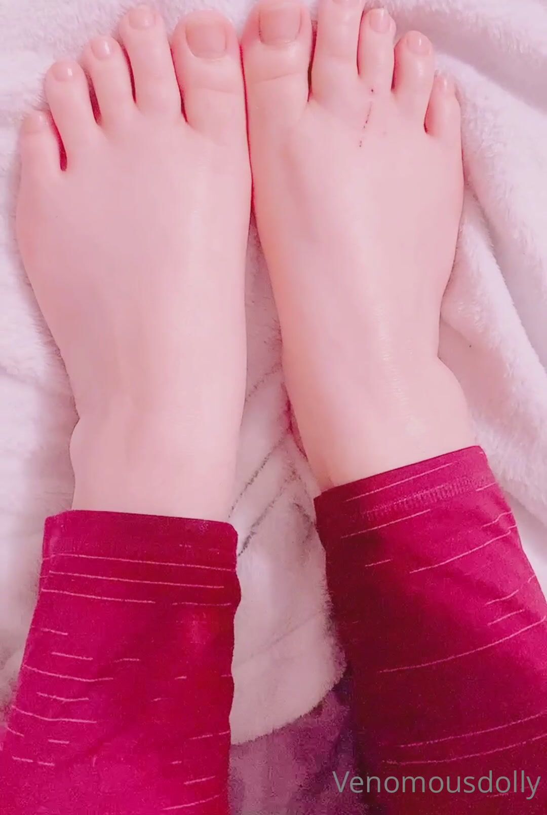 Venomous Dolly Footjob With Dildo