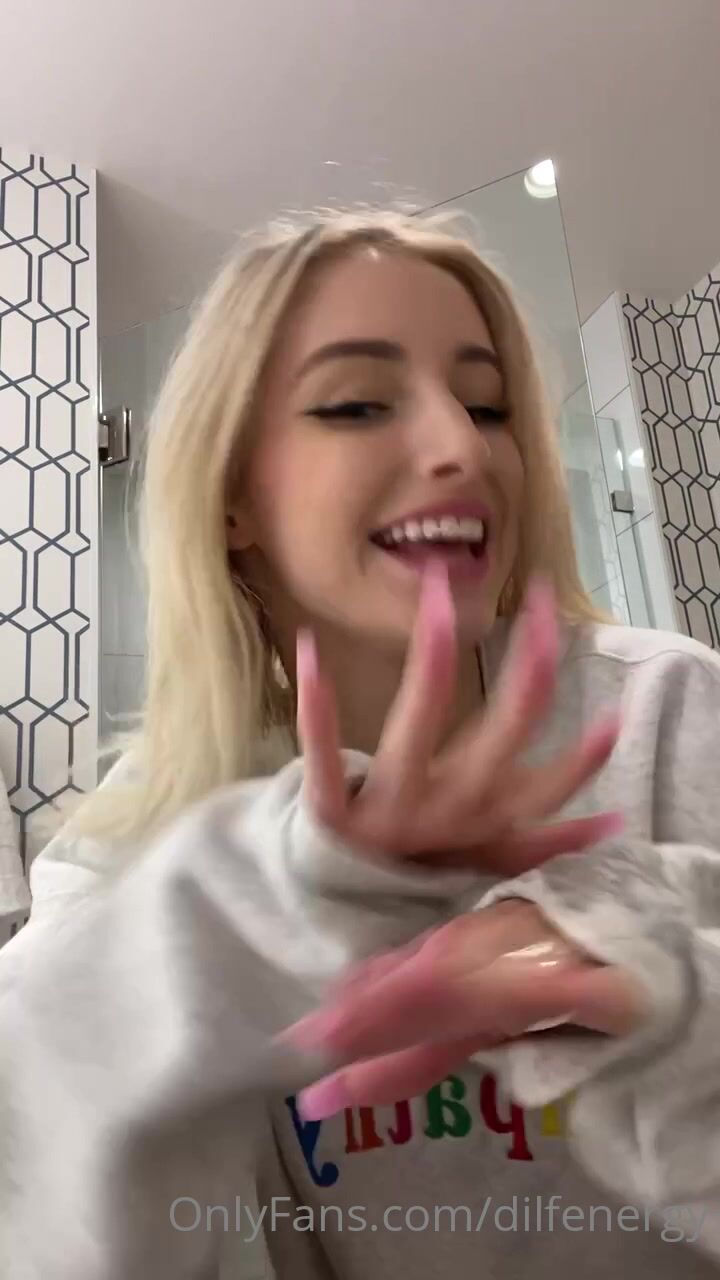 Dilfenergy Masturbates In The Shower