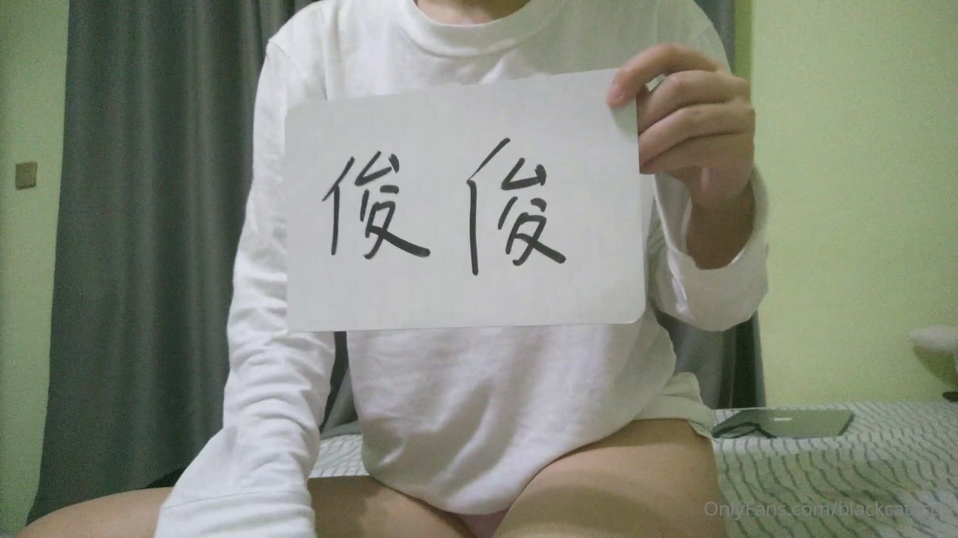 BlackCatluna Rubs Hairy Pussy On Cam