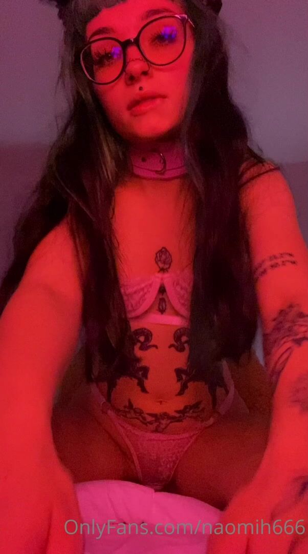 Naomih666 Fucks Pussy With Dildo