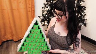 Naomih666 Masturbates Under The Christmas Tree