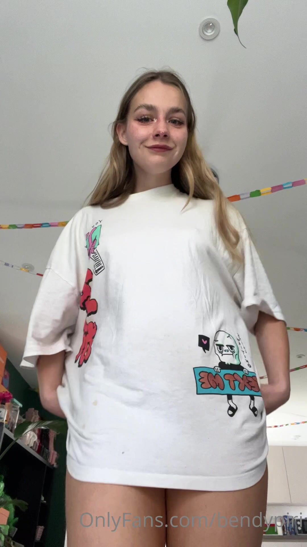 BendyPiri Strips With Ass Close Up