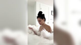 Camilla Araujo Gets Hot And Naked in Bathtub