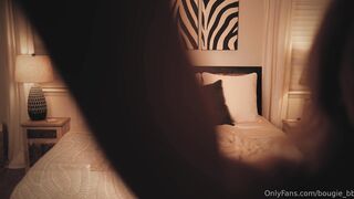 Bougie bb Dildofucking Pussy on bed