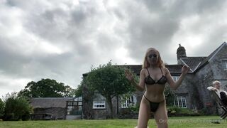 Buffbihhbandittt Bouncing Tits In The Garden