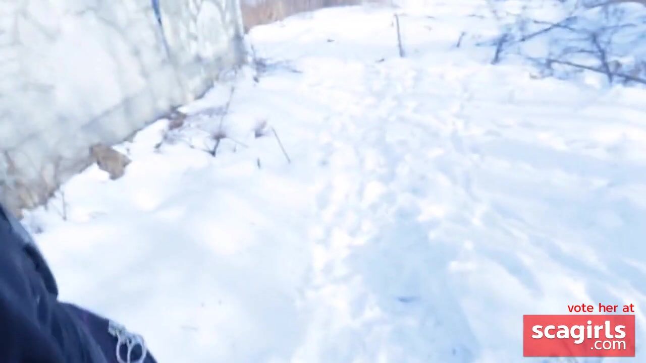 Teen Schoolgirl Gives Risky Public Blowjob in the Park