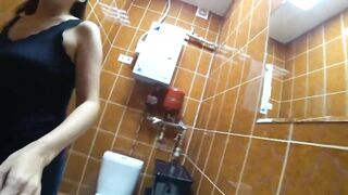 Deutscher Amateur-Teenie-Blowjob in der Personaltoilette