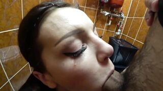 Deutscher Amateur-Teenie-Blowjob in der Personaltoilette