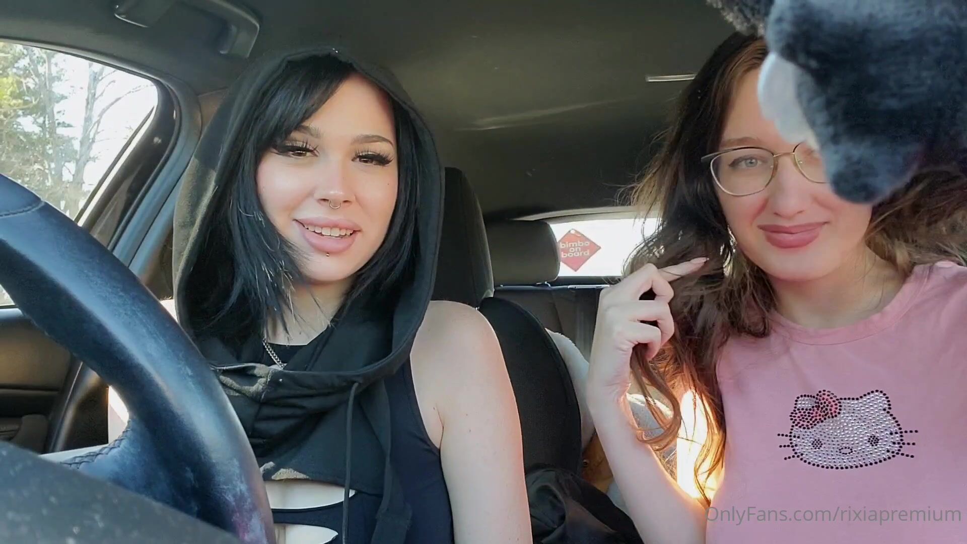 Rixiapremium Masturbating Pussy in car with Friend
