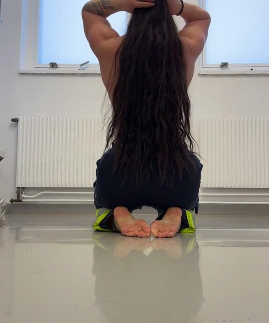 swedish onlyfans girl miimmiiolsson teasing her body in working pants