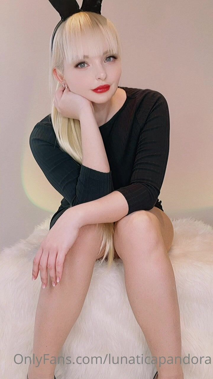 Lunatica Pandora Seducing With Pussy