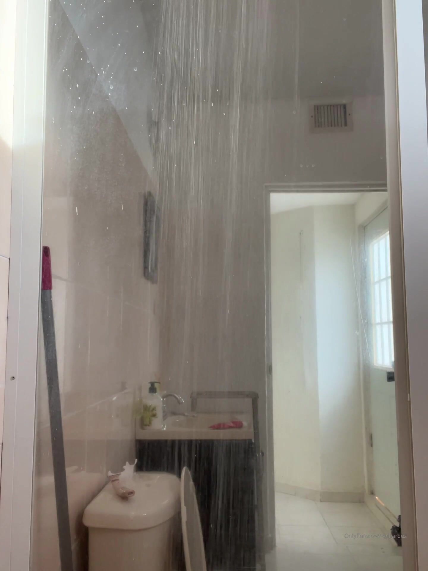 Gigardez In The Shower With Clothes