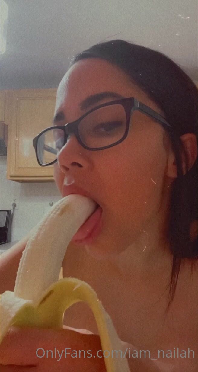 Nailah Rossi Sensual Banana Eating
