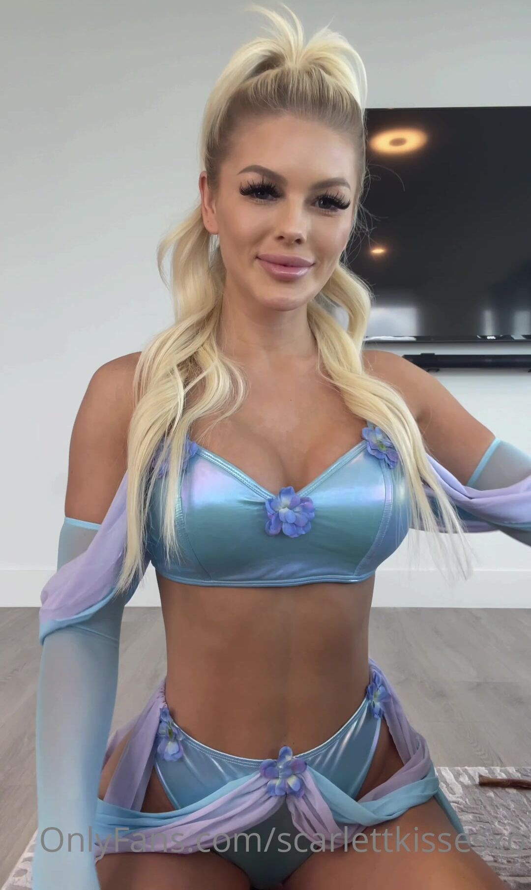 ScarlettKissesxo Masturbates In Silk Dress