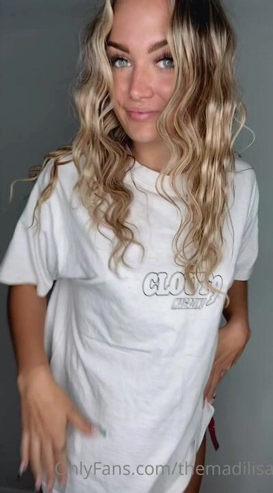 TheMadiLisa Gets Naked And Shakes Booty