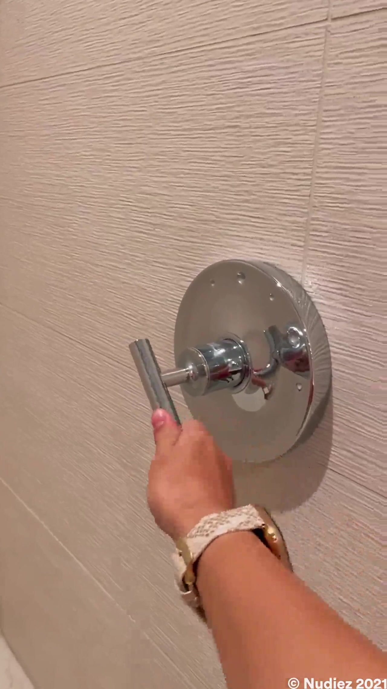 Violet Summers Masturbates In The Shower