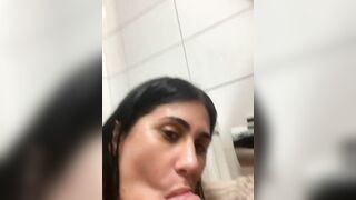 Invandrartjej suger kuk och pratar snusk