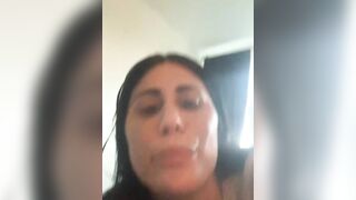 Invandrartjej suger kuk och pratar snusk