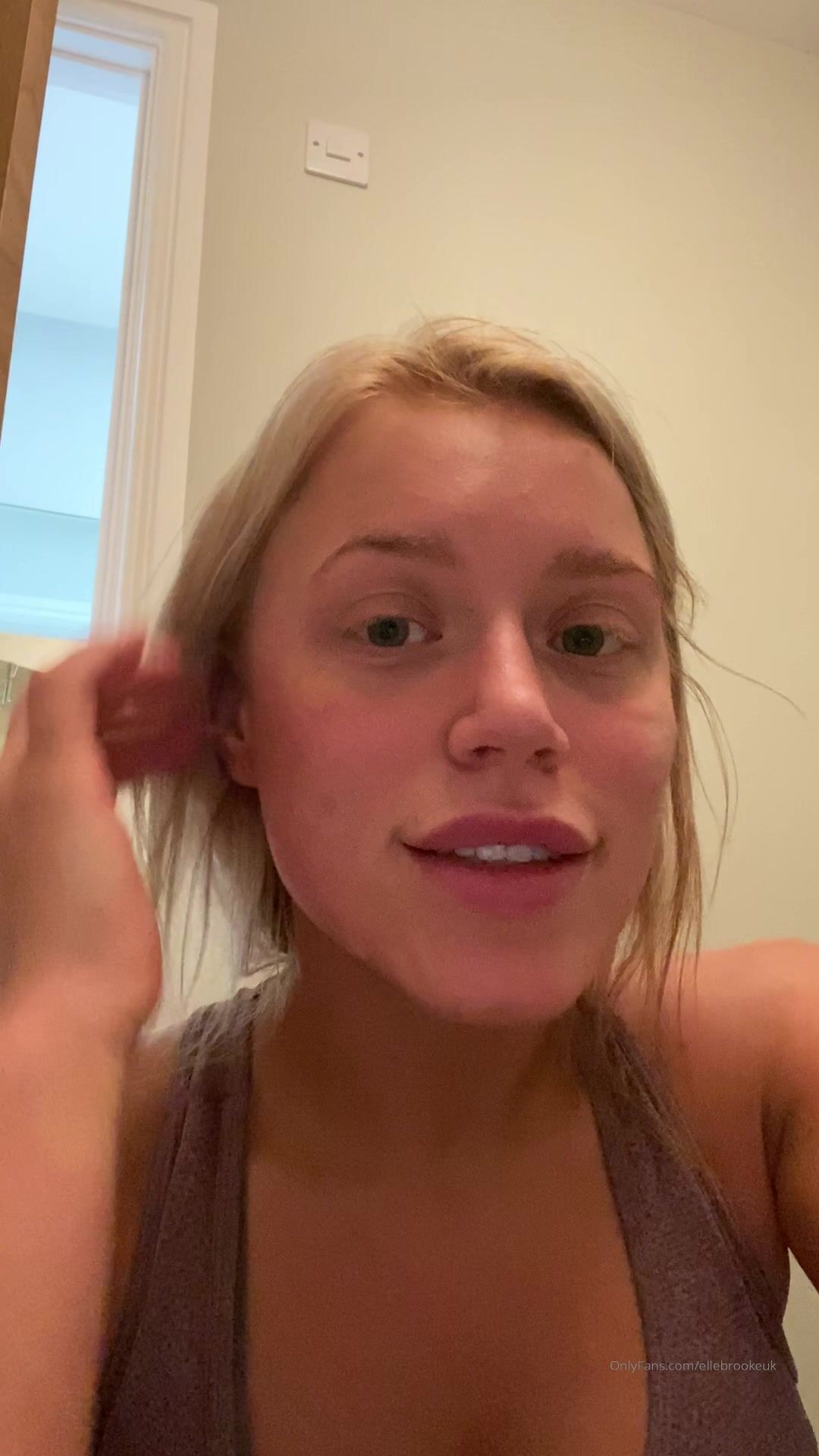 Elle Brooke Solo Pussy And Anal Fucking with Toys