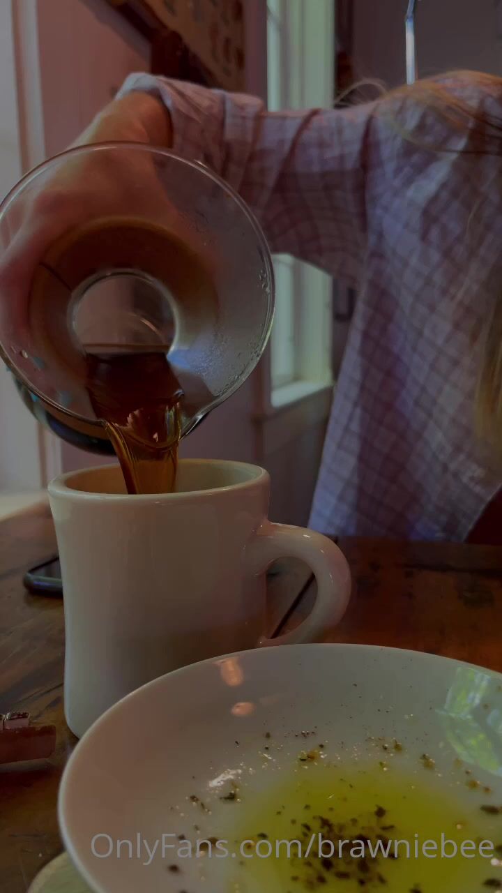 Kinky Texting With Petite Brawniebee