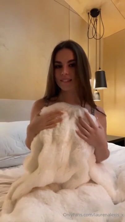 Lauren Alexis Shaking Bare Ass