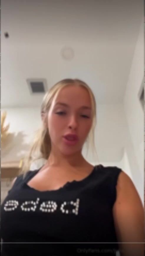 Julia Filippo Sexy Striptease in Hot Bra