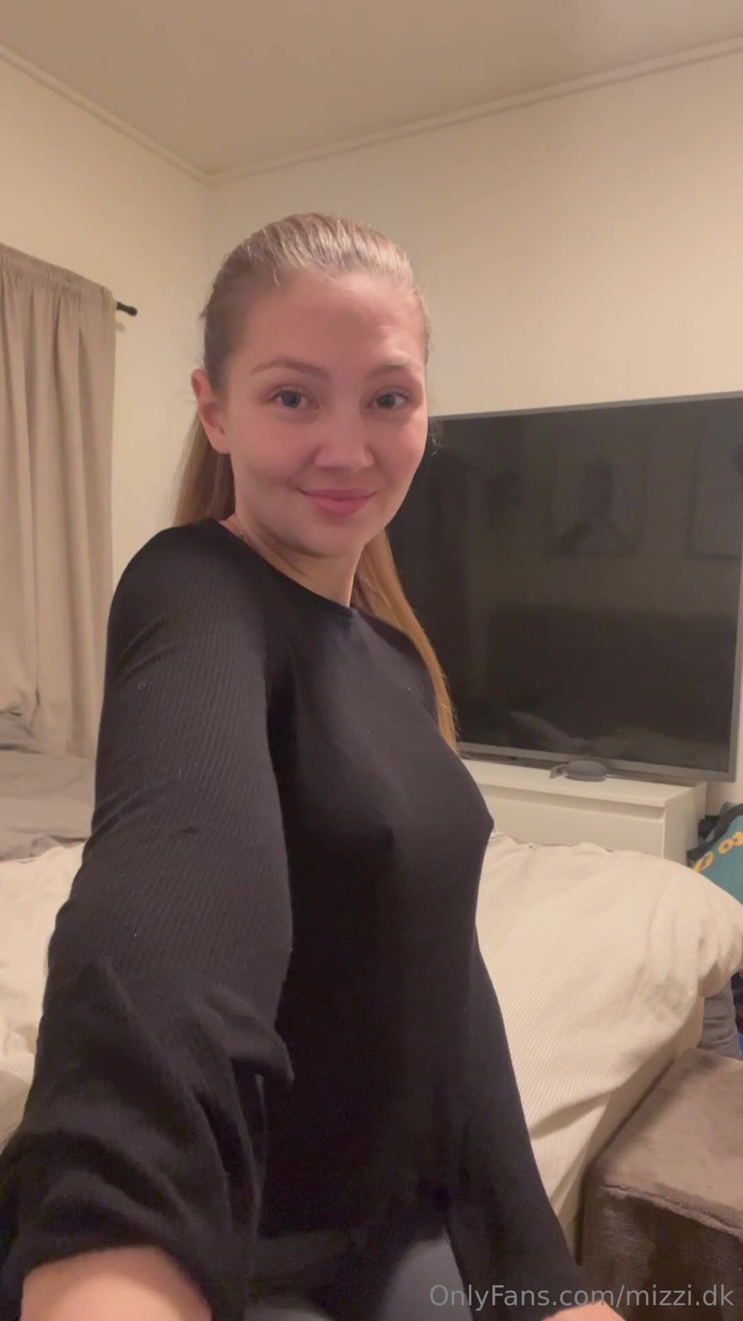 Mizzi.dk playing with tits