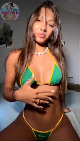 Giulia Ottorini Talking Italian And Sucking on Big White Dildo