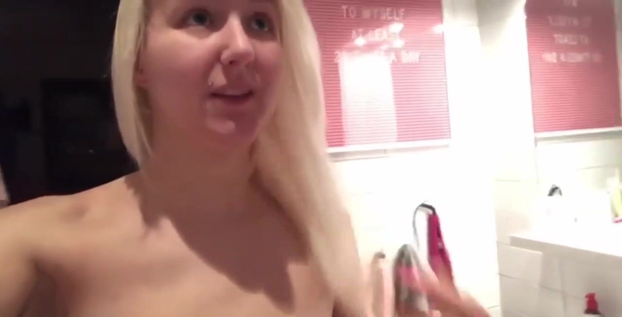 Swedish D3ss1e creay dildo in shower