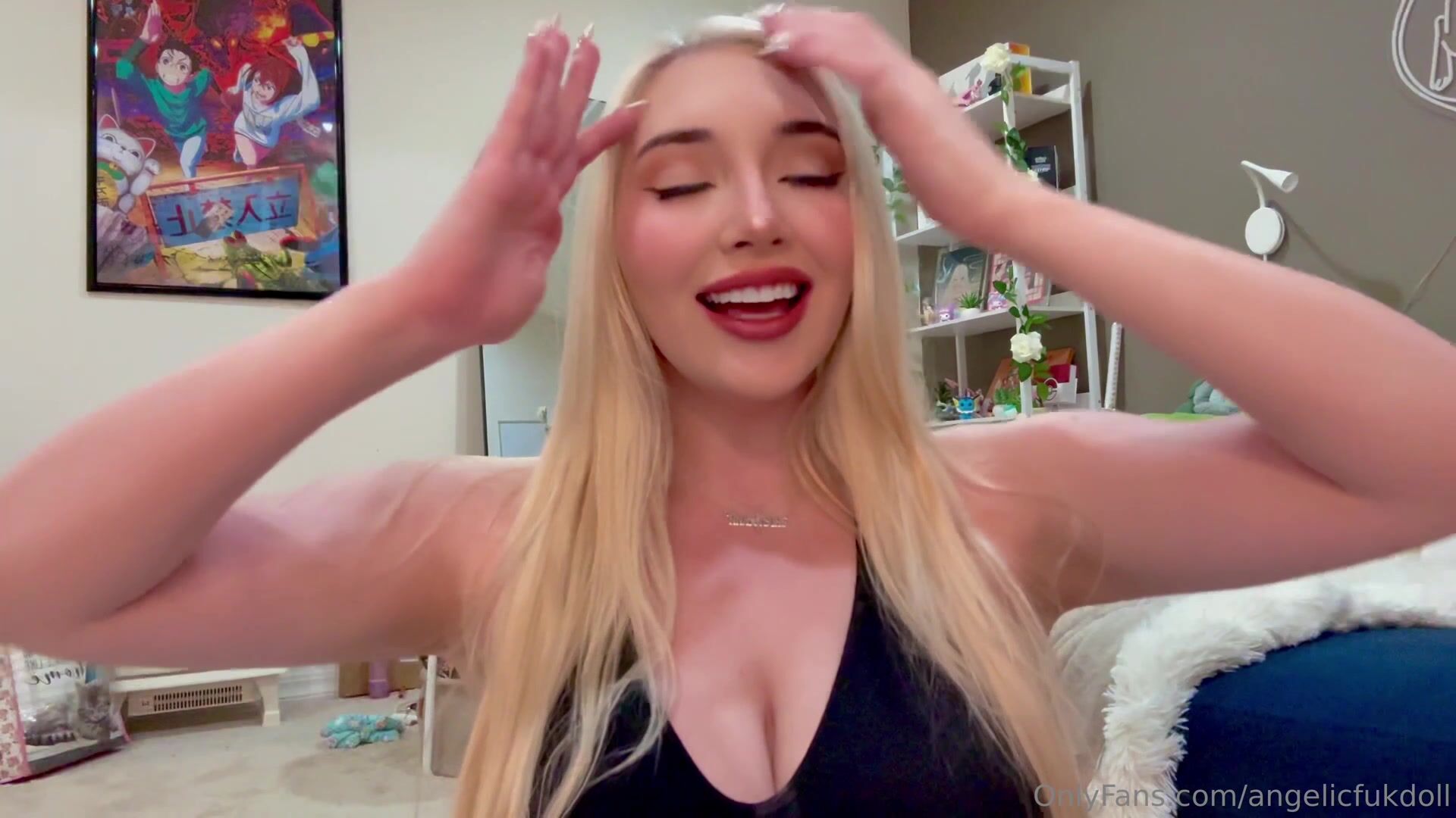 angelicfukdoll show her big tits and rubs her clit