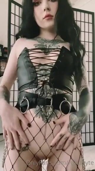 Runabyte Riding Dildo And Toying Pussy Fast