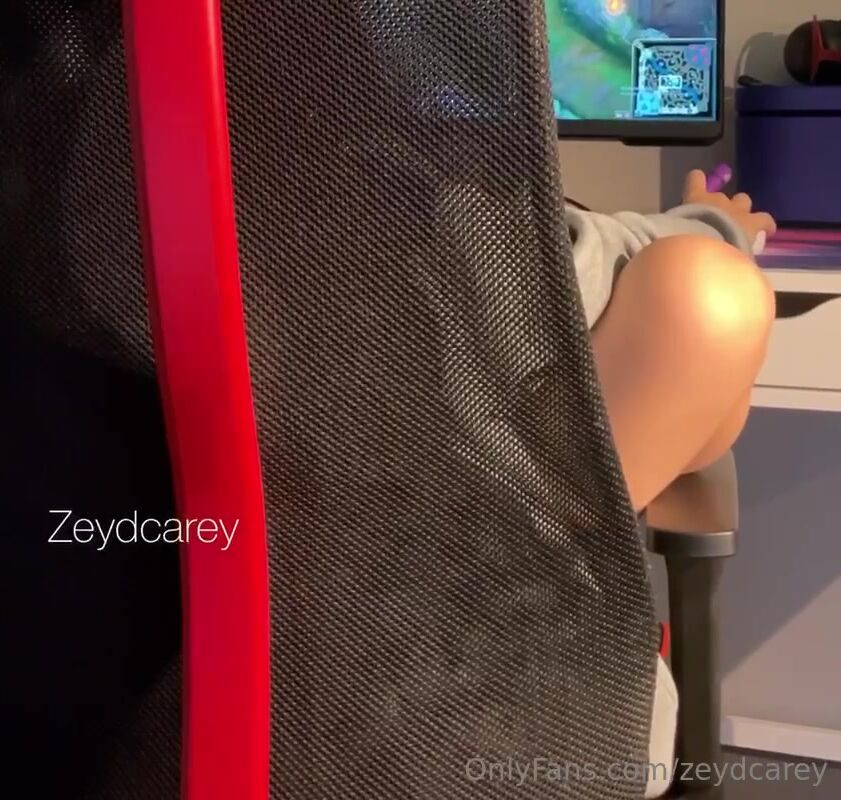 Turkish Gamer Slut Zeydcarey Masturbating with Toys