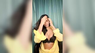 Poonam Pandey Stripping Naked And Masturbating on Livestream