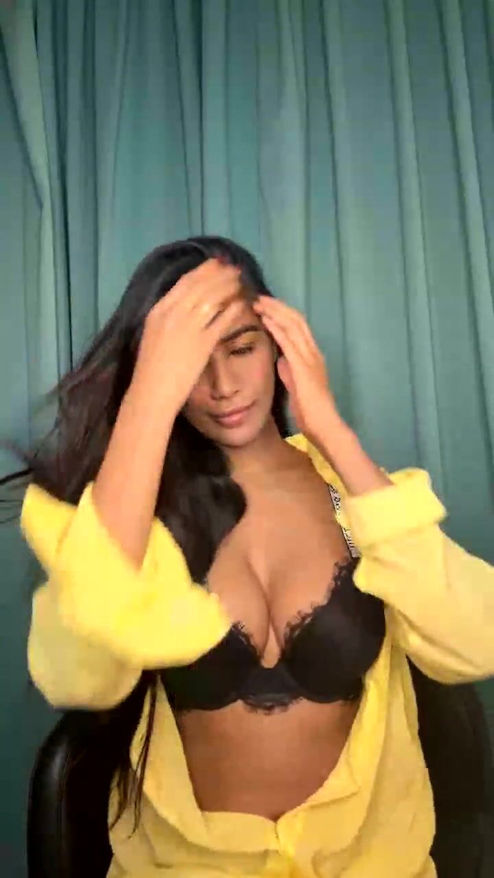 Poonam Pandey Stripping Naked And Masturbating on Livestream