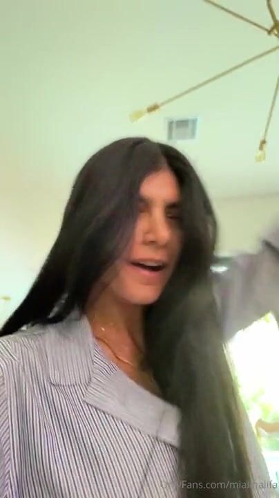 Mia Khalifa - Showing Big Titties on Livestream