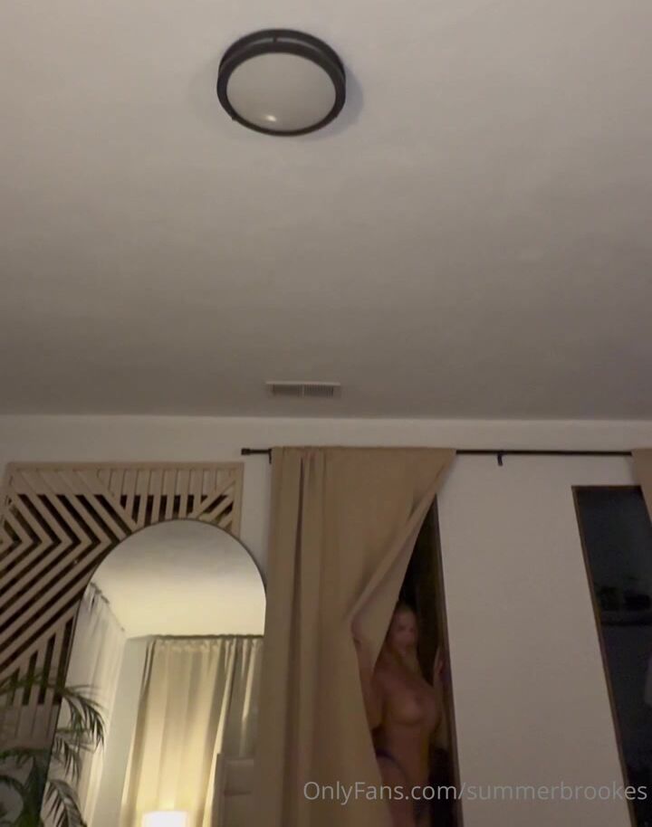 Summer Brookes - Takes On Gigantic BWC