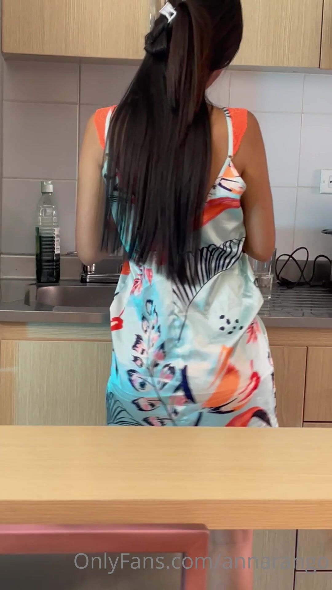 Latina Babe Anna Arango Teasing Ass And Cleaning