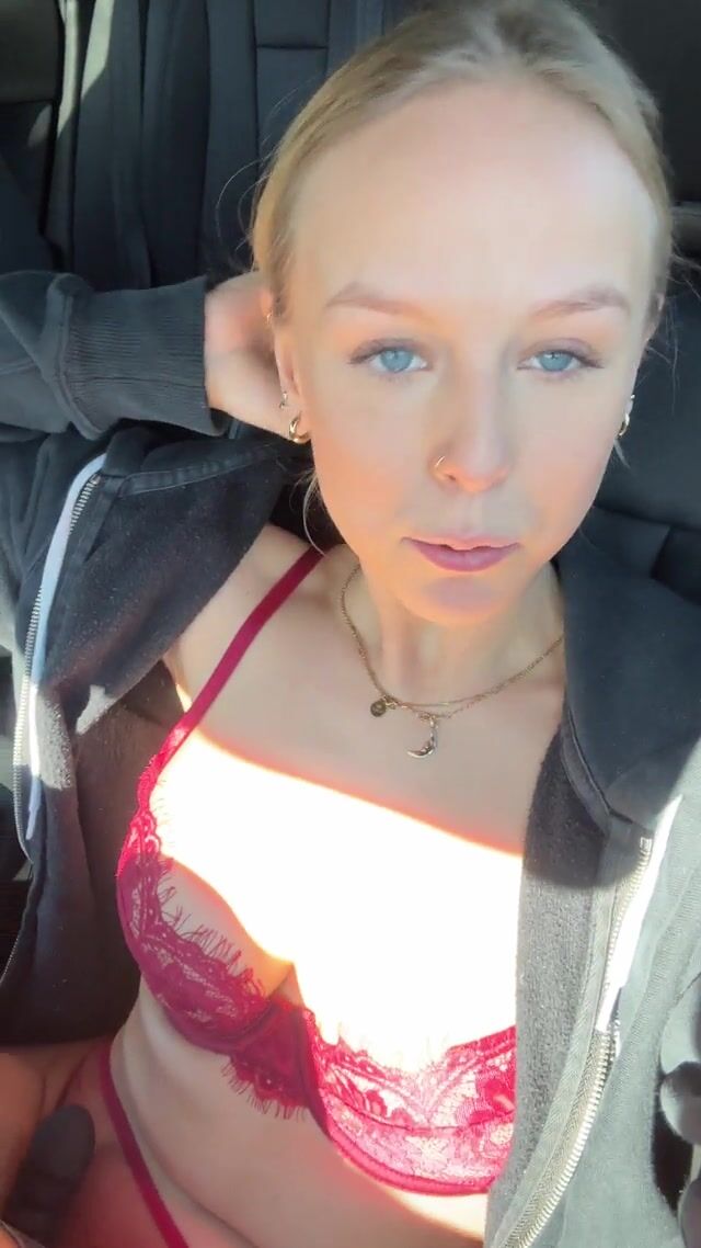 Zuckermauss - Naughty German Blonde Pussy Playing in Car