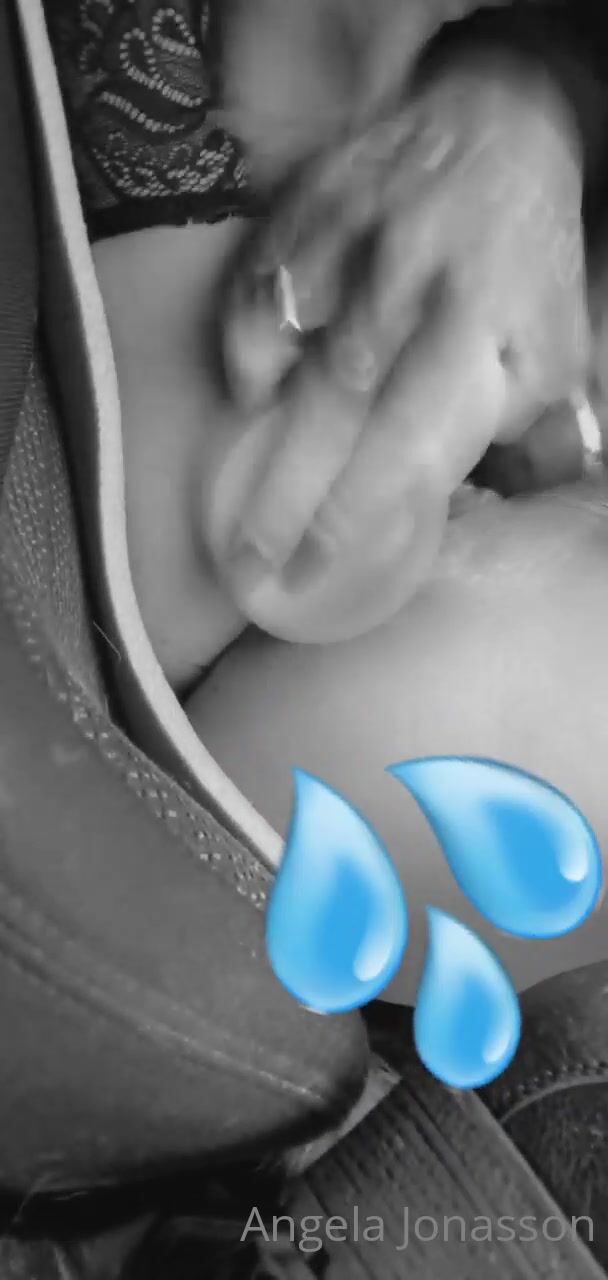 Angela Jonasson dildo and squirt in car