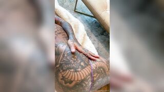 Cleo Kinnaman visar brösten & smeker sig