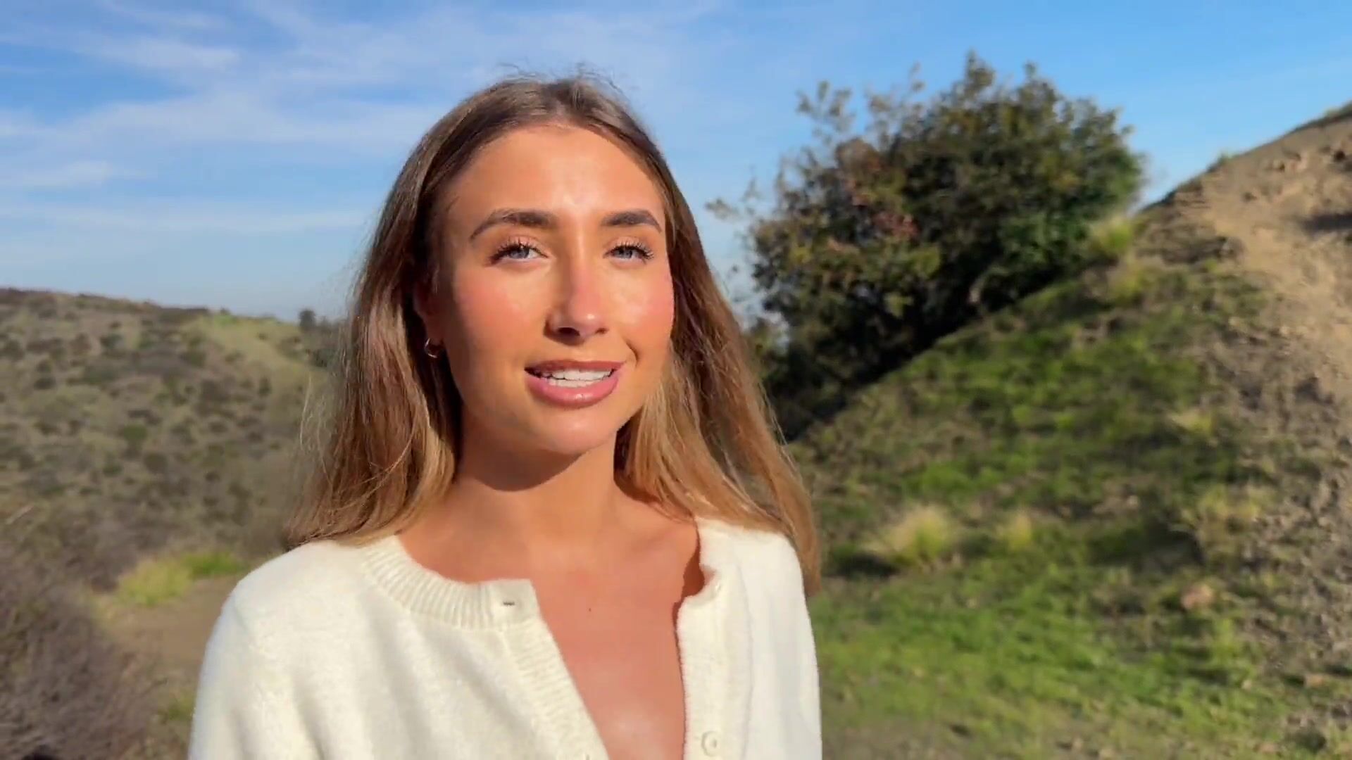 Lillian Phillips - Risky Outdoor Sextape in POV