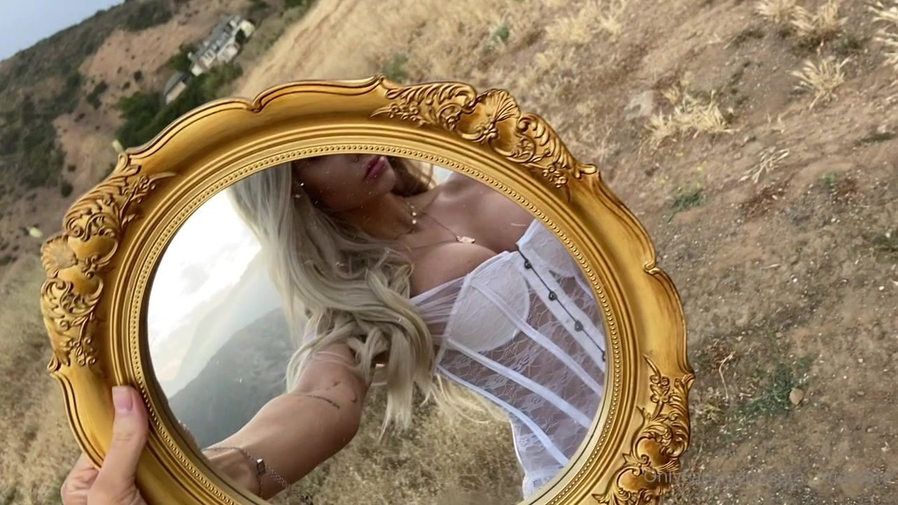 Sara Mascara In Corset