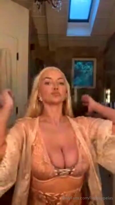 Lindsey Pelas Showering Naked on Livestream