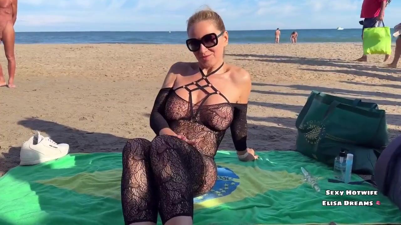 Elisa Dreams - Public Beach Blowbang Bukkake