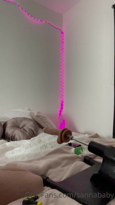 Sannababy - fuck machine doggystyle