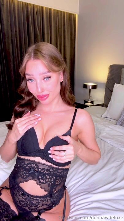 Donna Wallenius Strips Naked And Fucks Pussy With Dildo